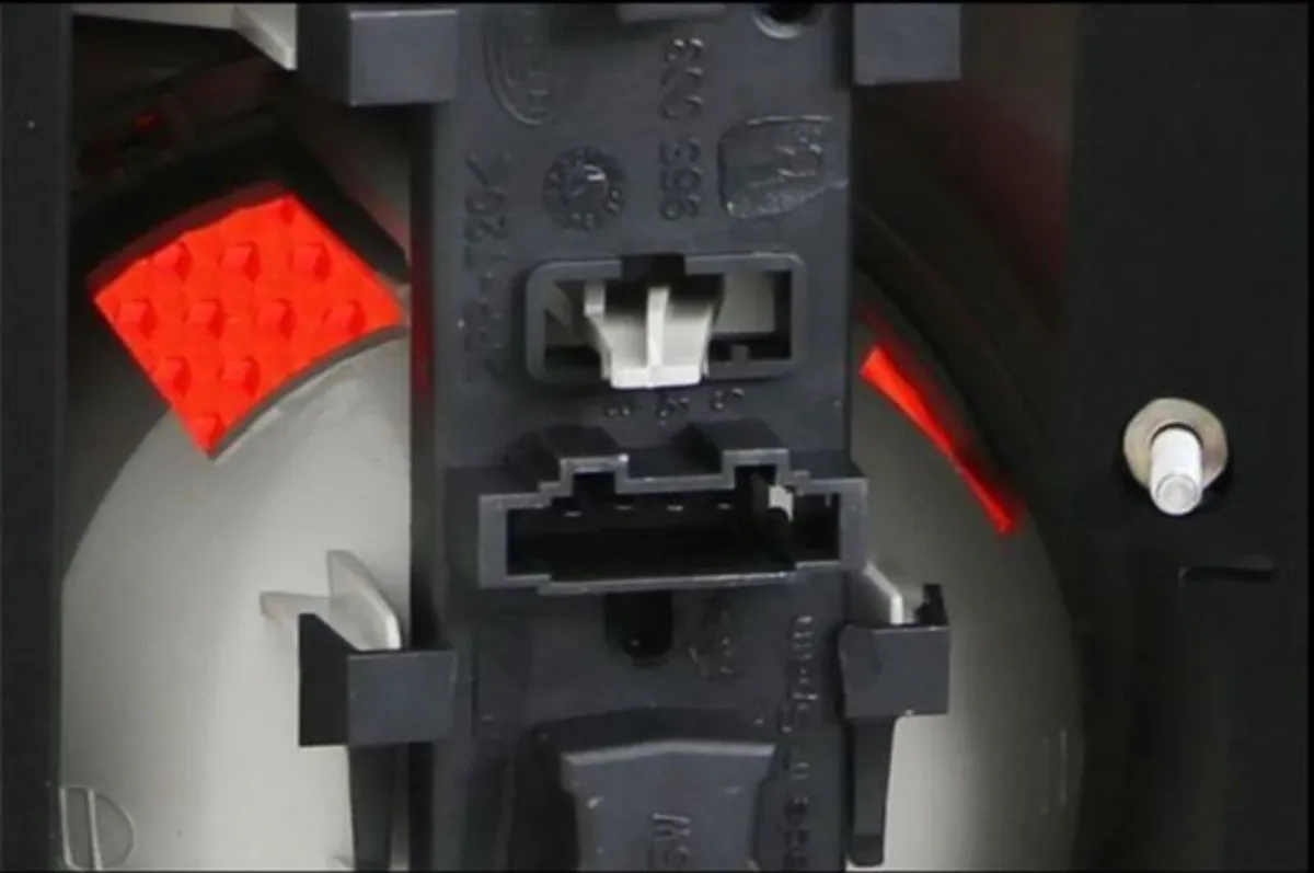 Volkswagen sharan left and right tail light - Image 3