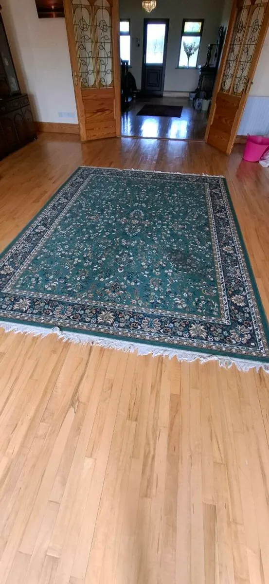 Large green rug  126 x 95" - Image 1