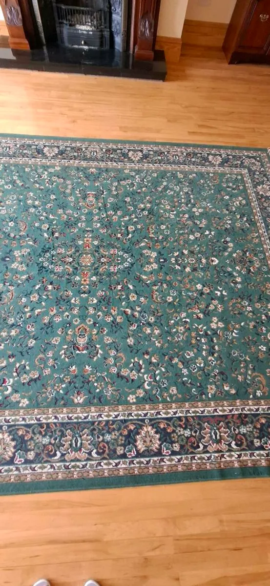 Large green rug  126 x 95" - Image 2