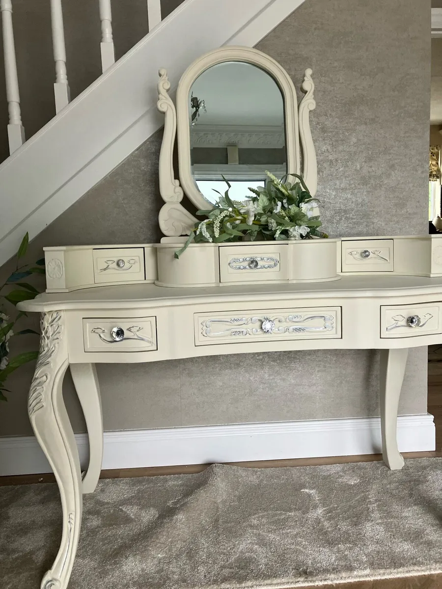 Dressing table with mirror - Image 1