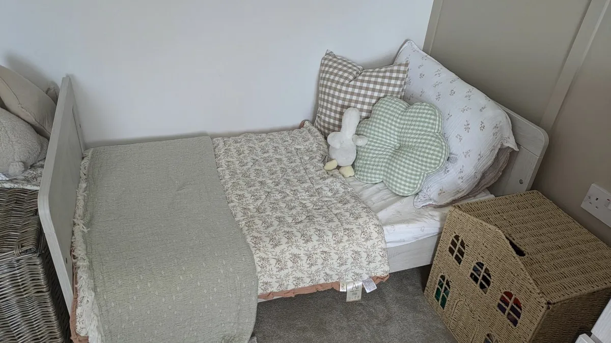 Nursery furniture set - Image 1