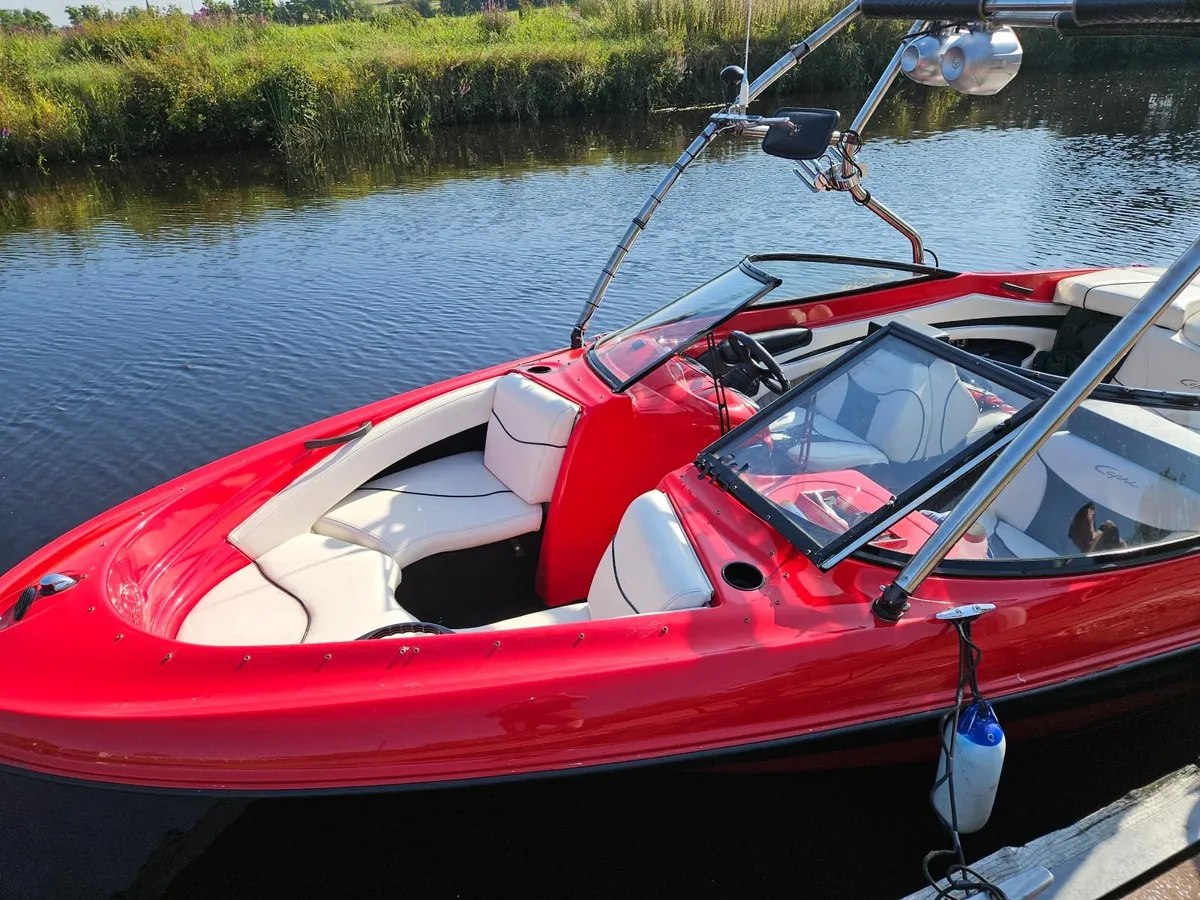 Bayliner Capri Sports Family Boat - Image 3