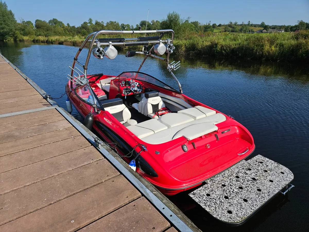Bayliner Capri Sports Family Boat - Image 4