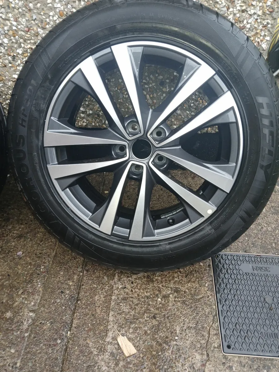 Renault arkana wheel (alloy and tyre) - Image 1