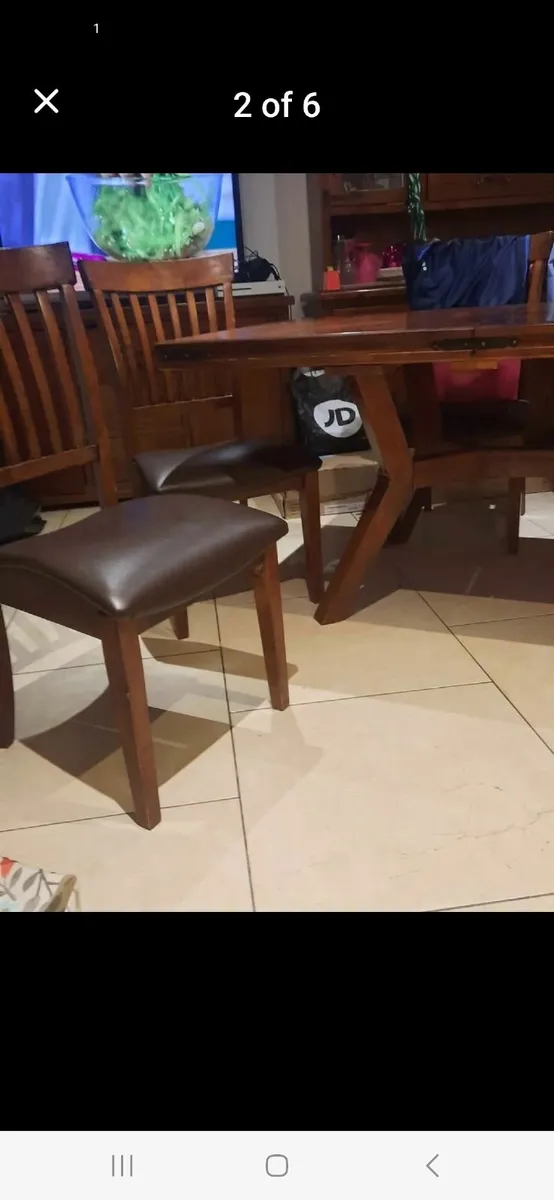Table and chairs - Image 1