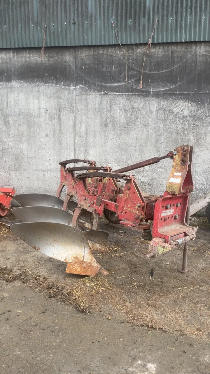 Vogel and noot 3 furrow plough - Image 1
