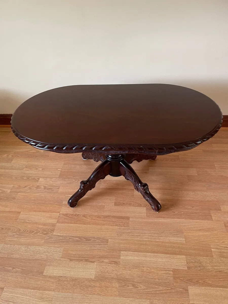 Mahogany coffee table & 2 grey counter stools - Image 1