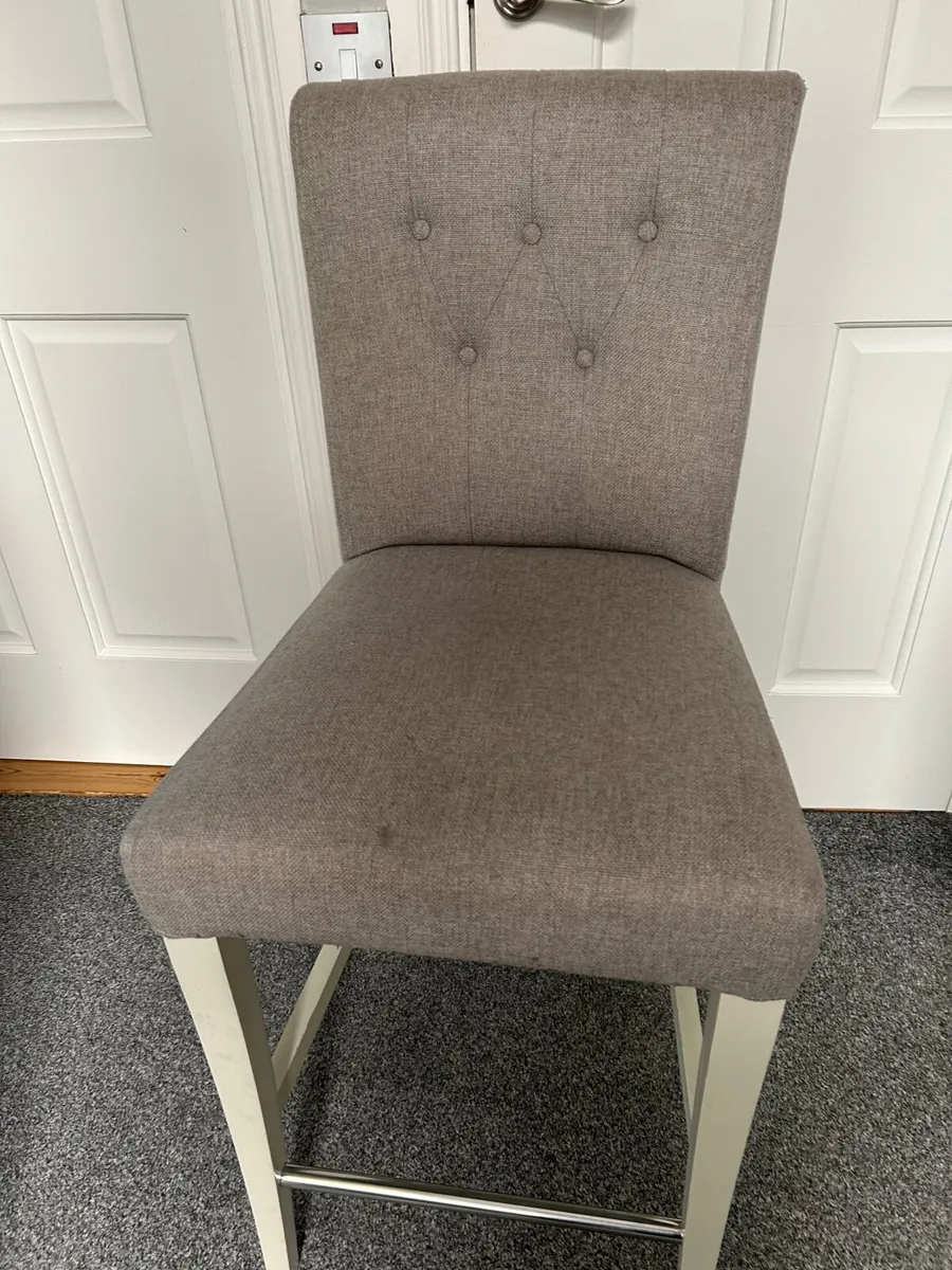 Mahogany coffee table & 2 grey counter stools - Image 3