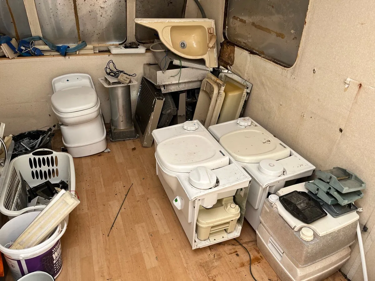 Caravan parts and windows - Image 1