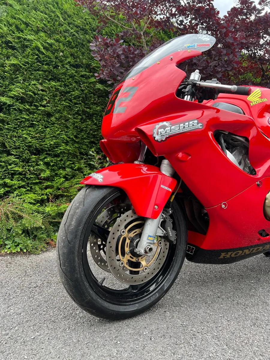 CBR 600f4 (I) trackbike - Image 4