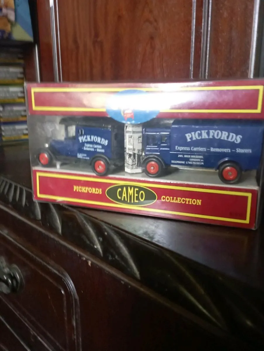 CORGI  PICKFORDS CAMEO COLLECTION BOX SET . - Image 1
