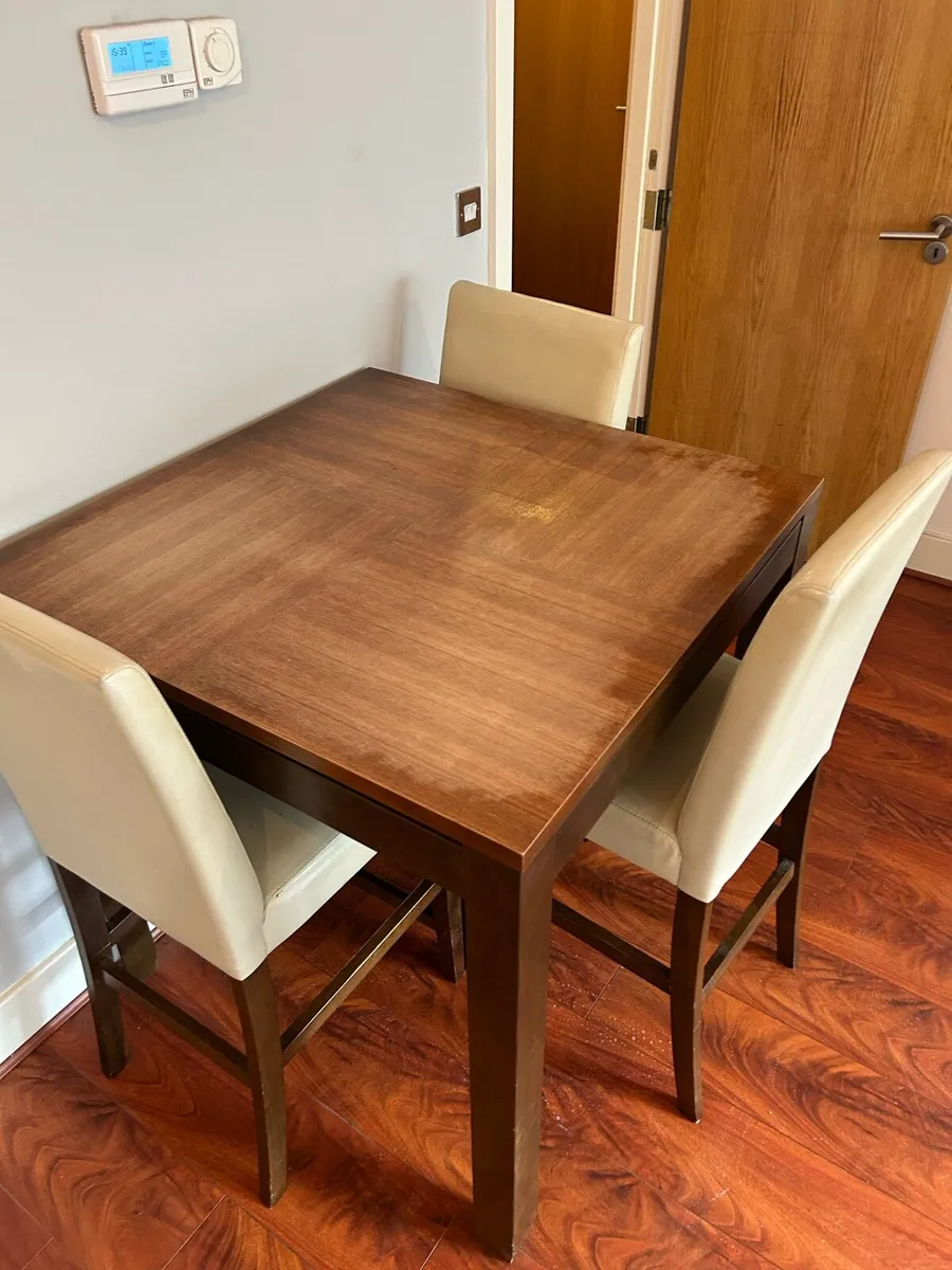 Table and chairs - Image 1