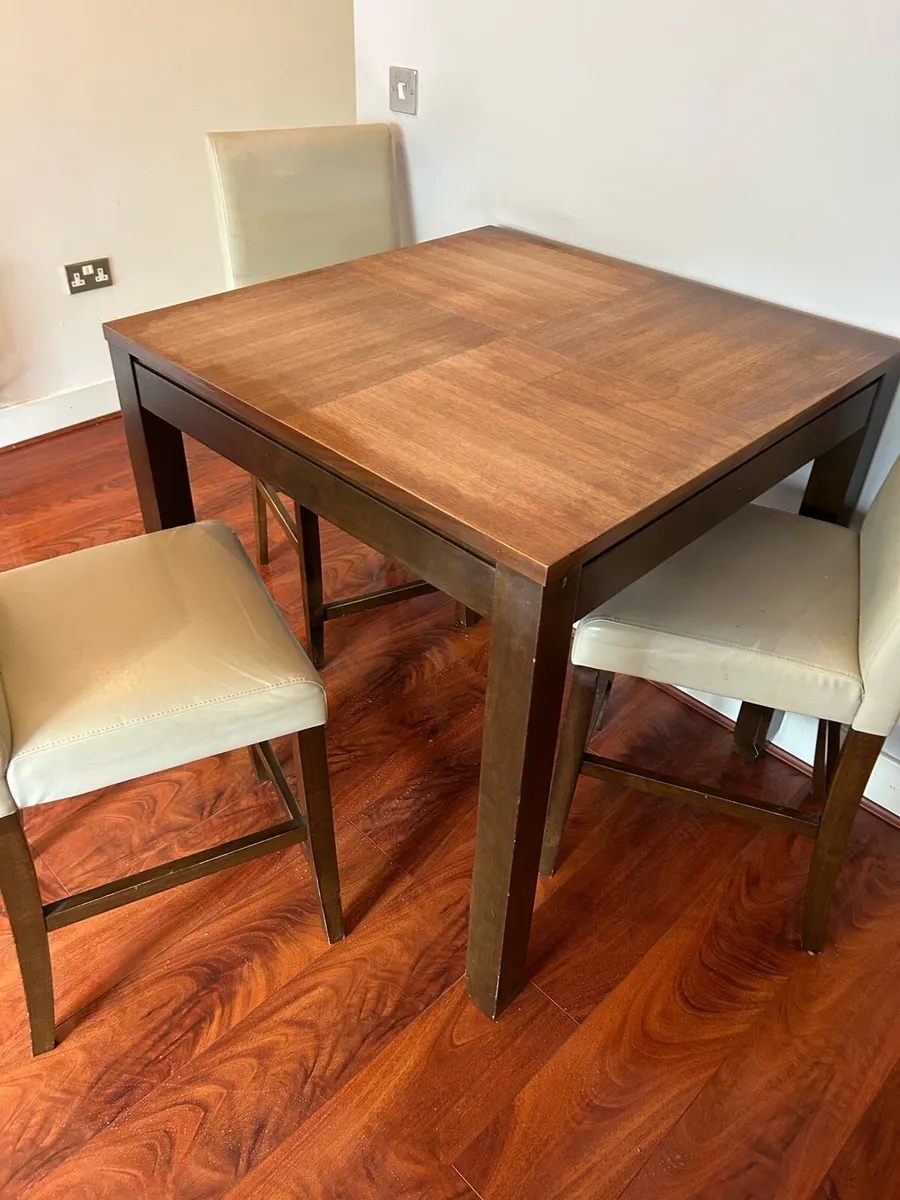 Table and chairs - Image 2