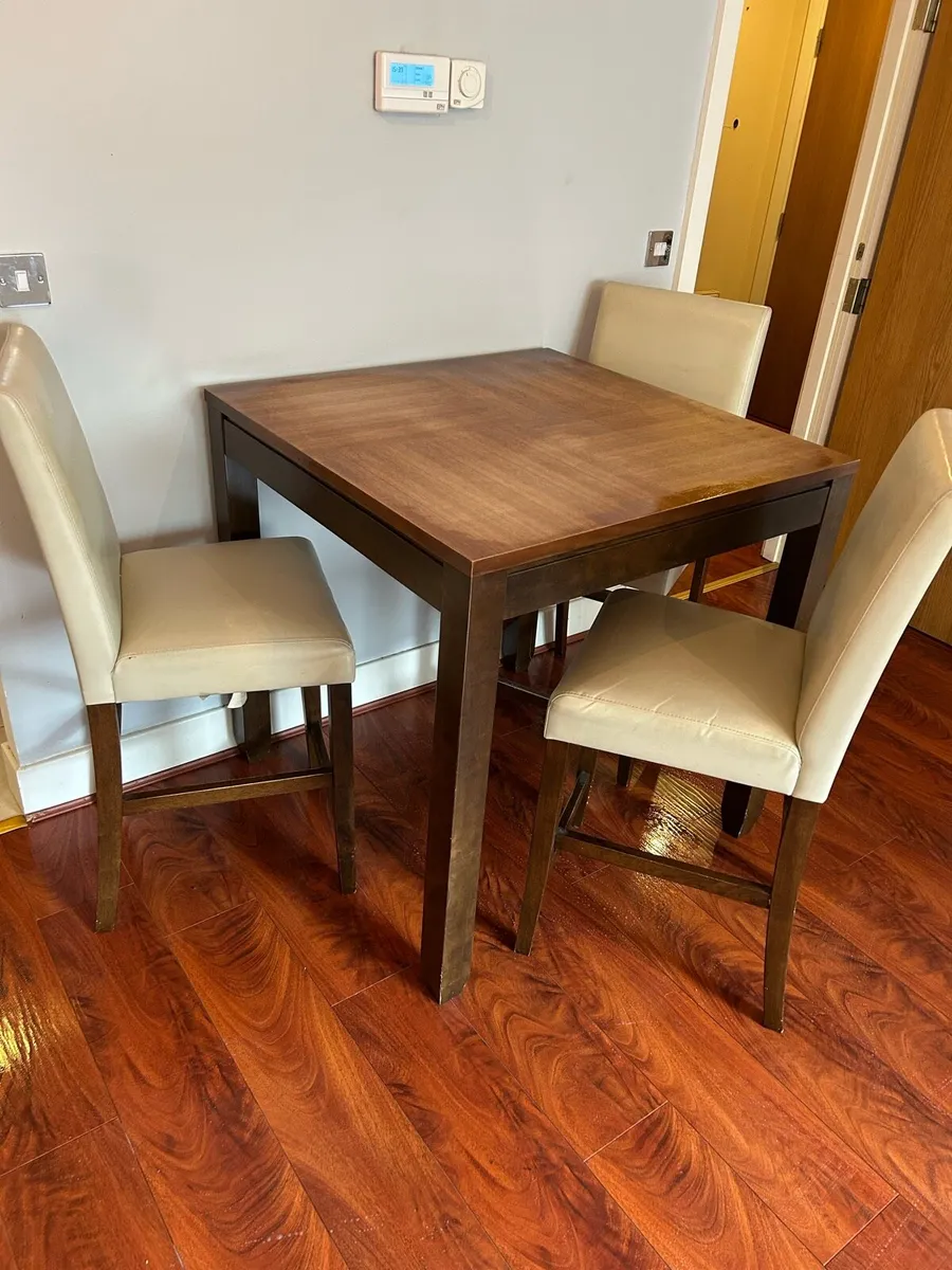 Table and chairs - Image 3