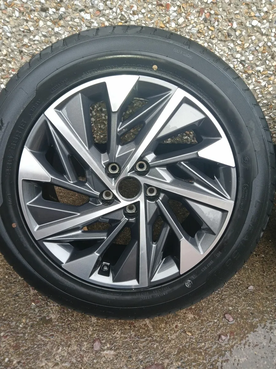 Hyundai Tuscon wheel (Alloy and Tyre) - Image 1