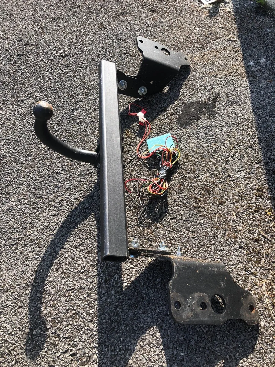 Car Hitch - Image 1