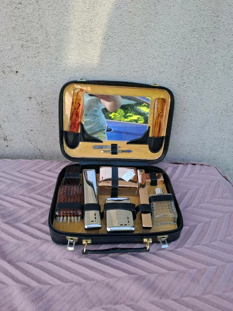 Complete travel box case possible to post