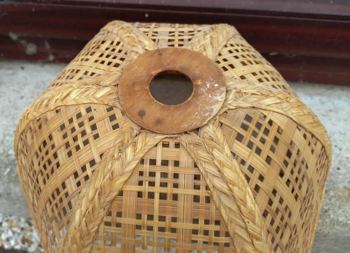 WICKER LAMP SHADE (USED). - Image 3