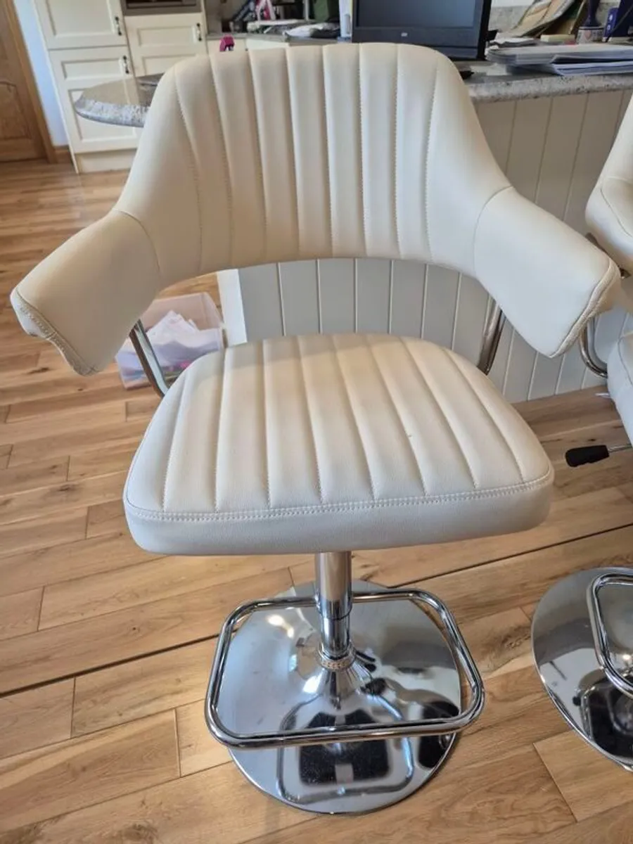 Multiple items of furniture for sale - Image 4