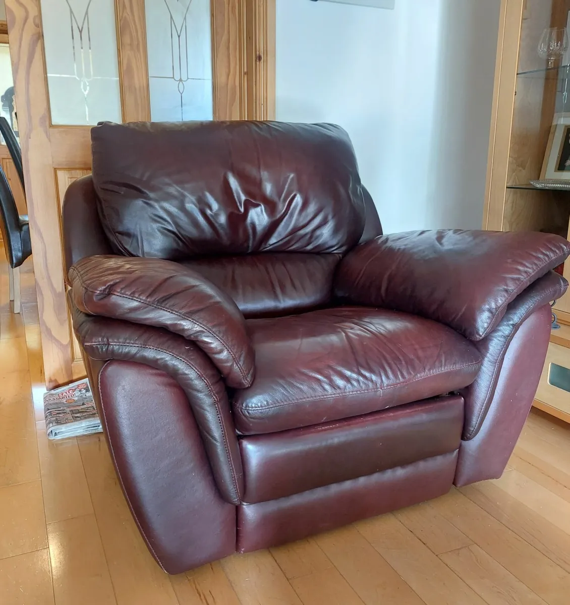 3 piece leather reclining suite - Image 1