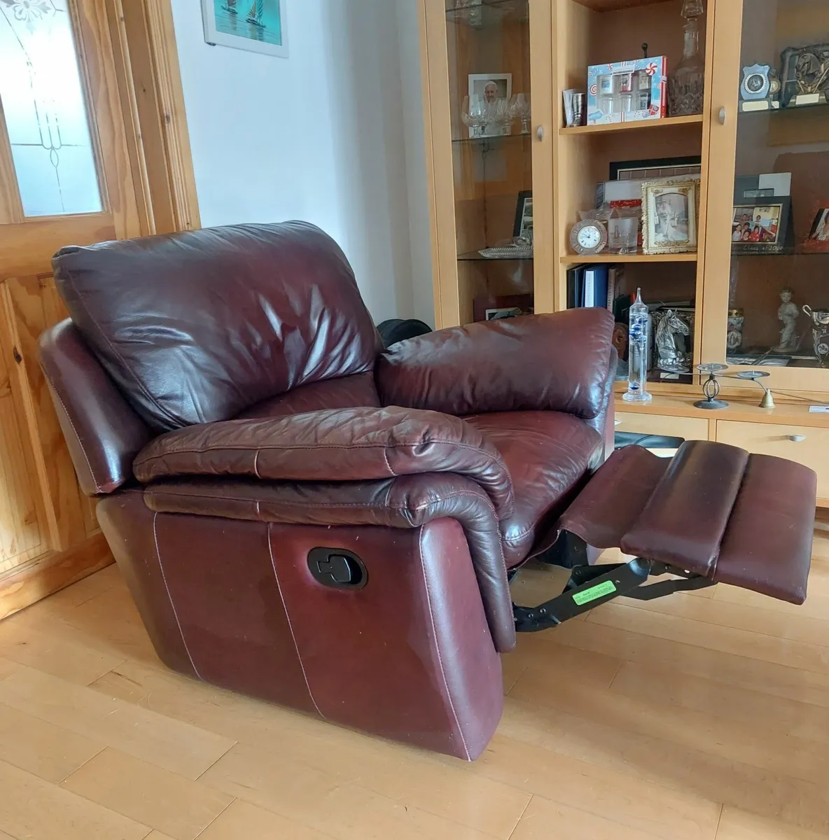 3 piece leather reclining suite - Image 2