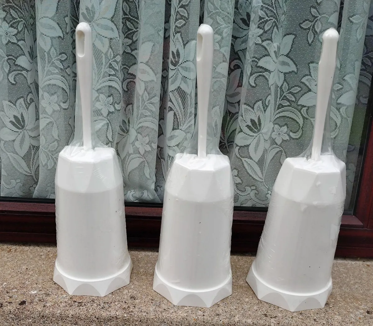 3 PLASTIC TOILET BRUSHES & HOLDERS (BRAND NEW). - Image 1