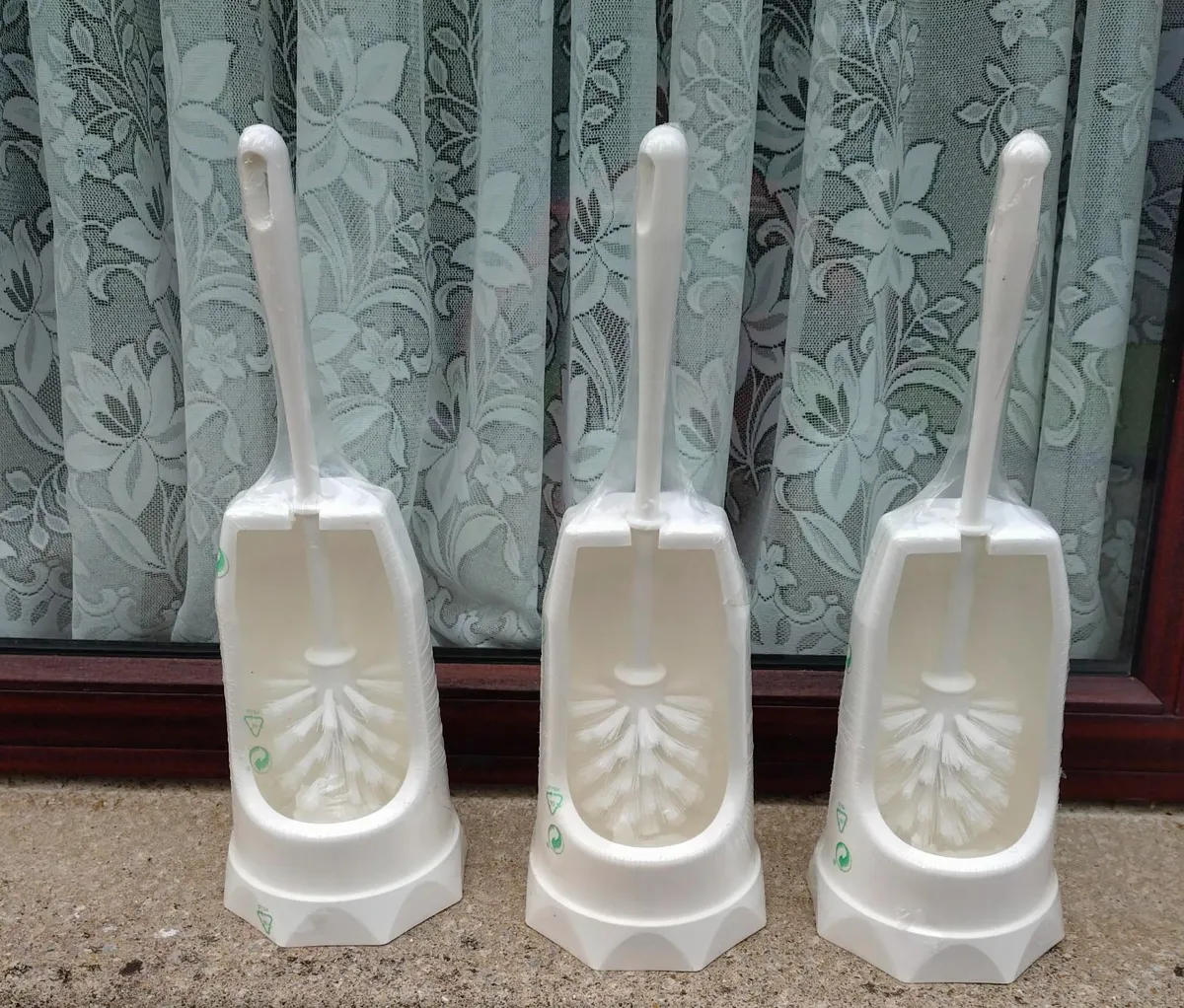 3 PLASTIC TOILET BRUSHES & HOLDERS (BRAND NEW). - Image 2