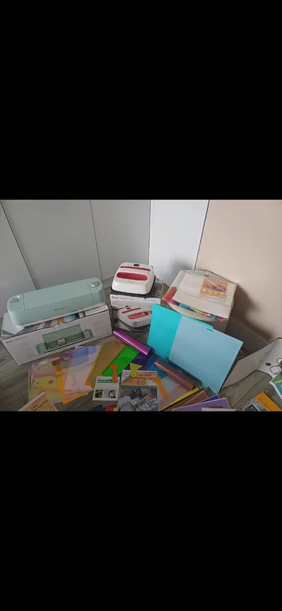Cricut Explore Air 2 + Heatpress + accessories - Image 1