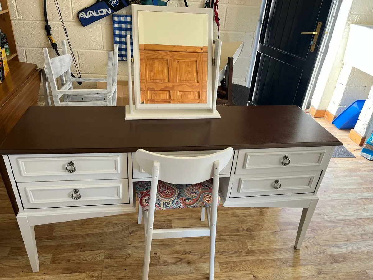 Dressing table with vanity mirror and chair - Image 1