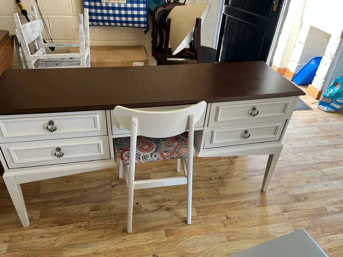 Dressing table with vanity mirror and chair - Image 3