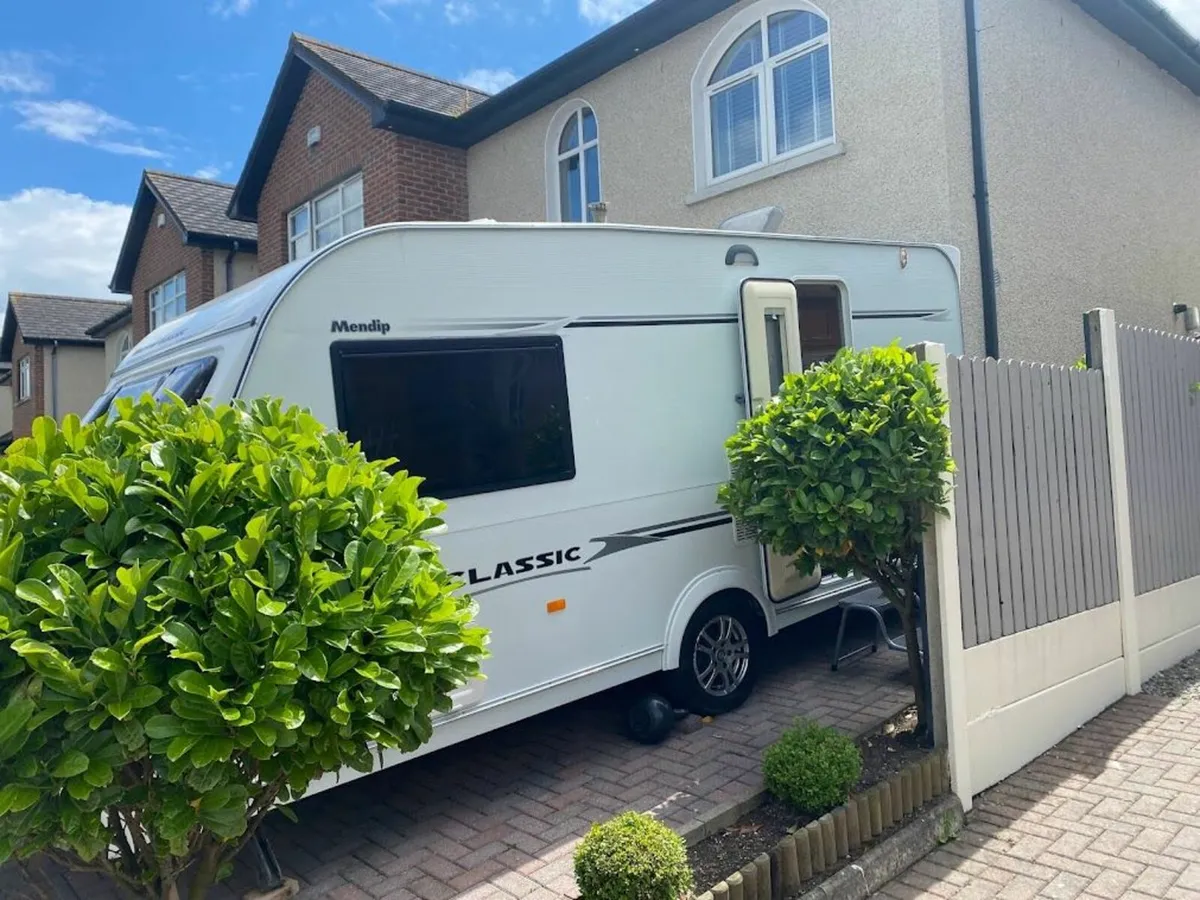 Compass Magnum Classic 482 Caravan with Motormover - Image 4