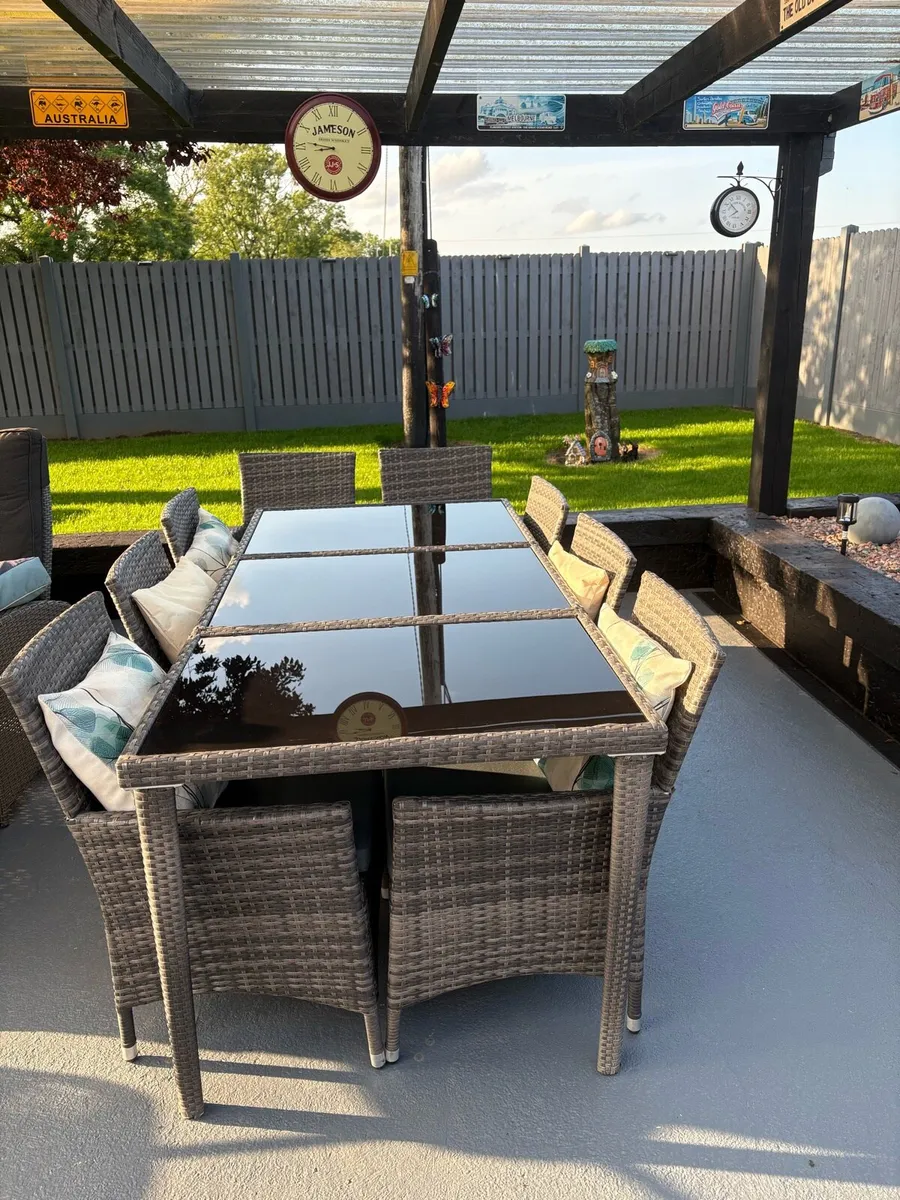 Outdoor table and chairs - Image 1