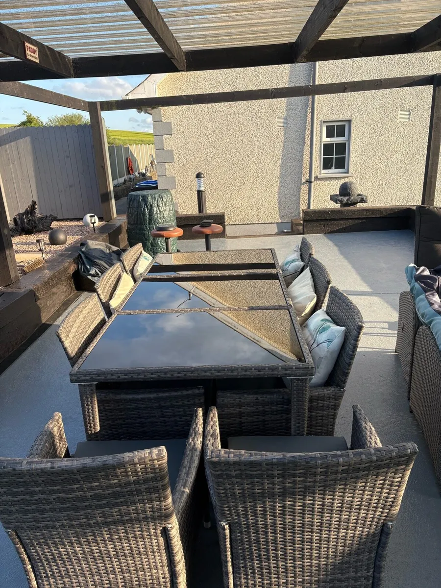 Outdoor table and chairs - Image 2