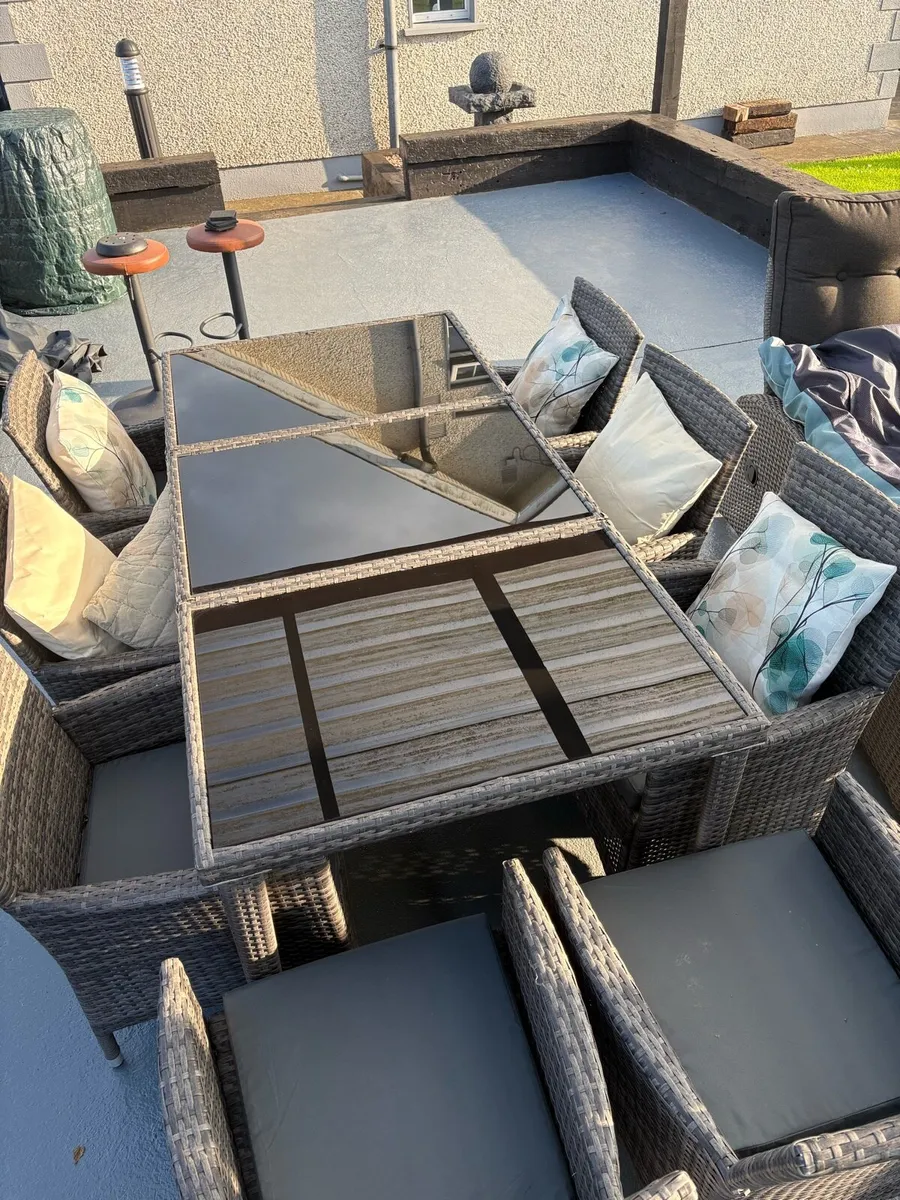 Outdoor table and chairs - Image 4