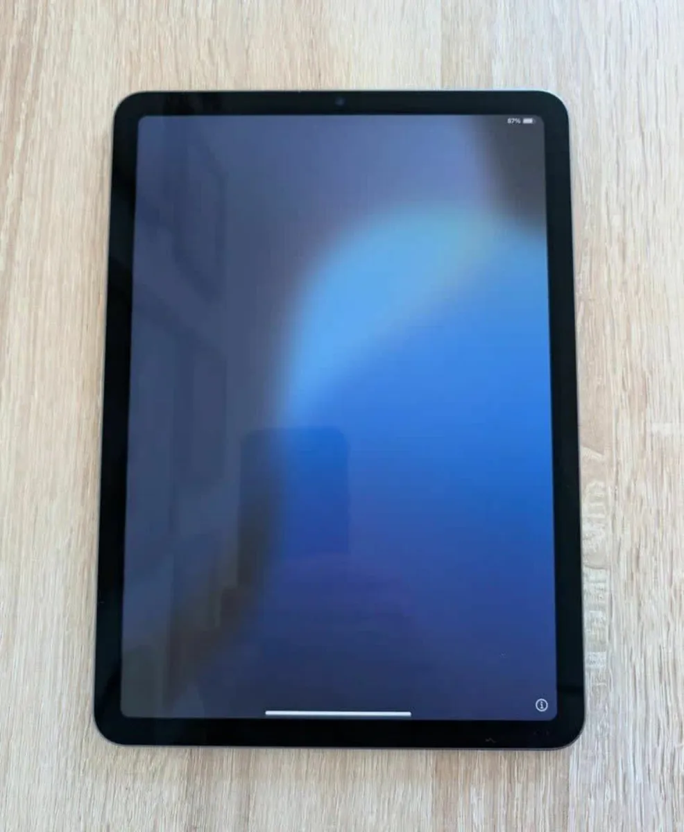 Apple iPad Air 5 (64GB) - Image 1
