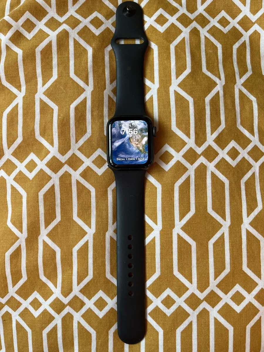 Apple watch SE - Image 1