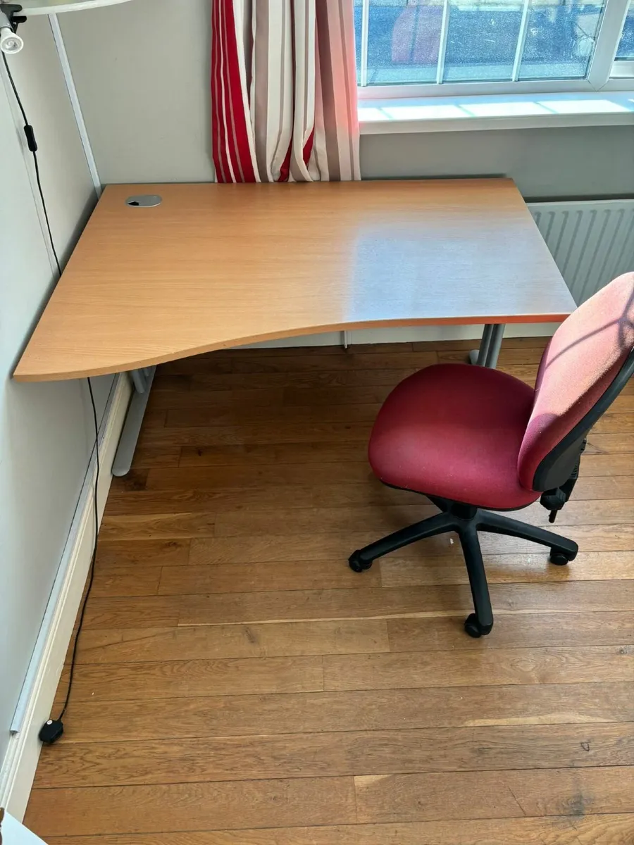 Office table and chair - Image 3