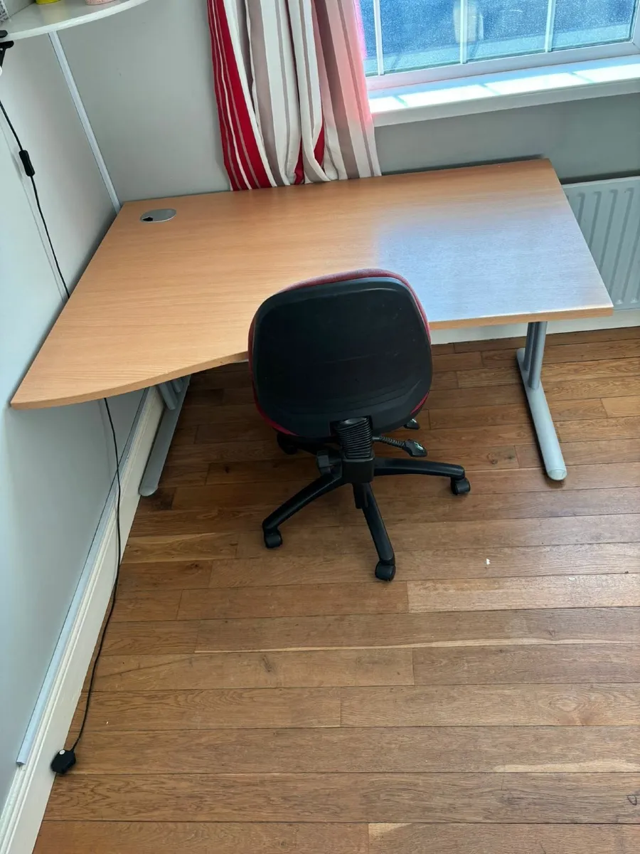 Office table and chair - Image 4