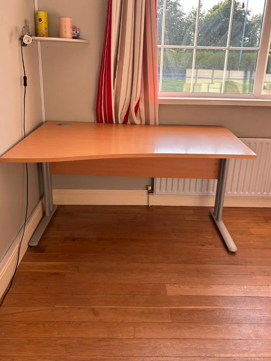 Office table and chair - Image 1