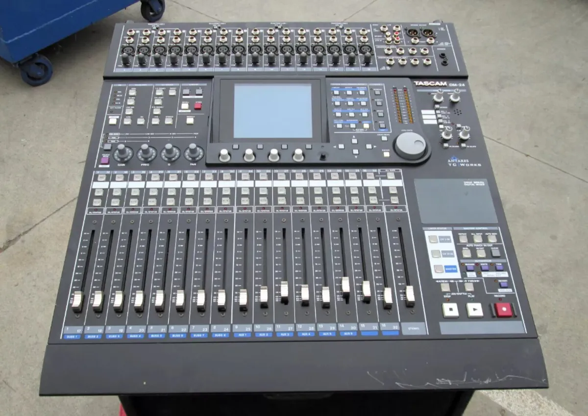 Mixer tascam DM 24 - Image 1