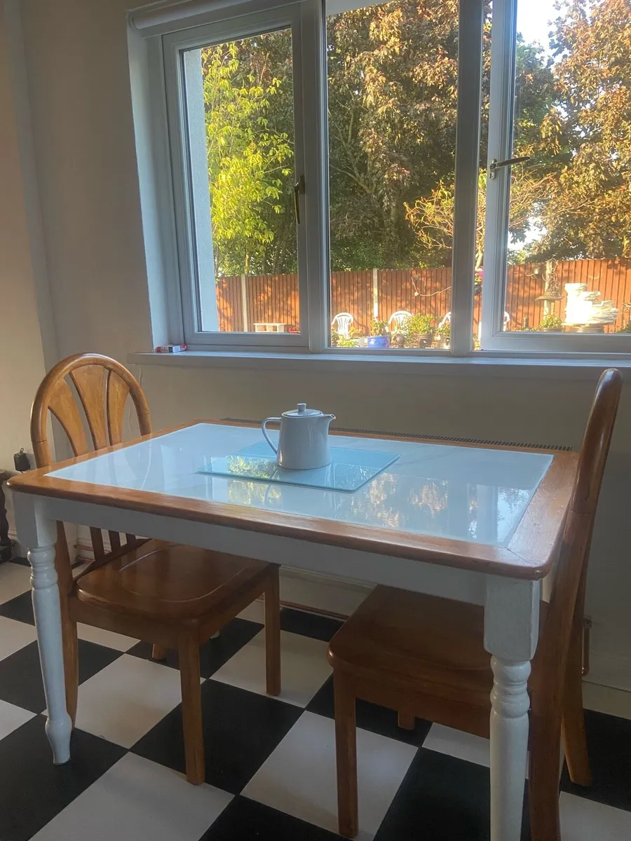 Dining Table + 2 matching chairs - Image 1