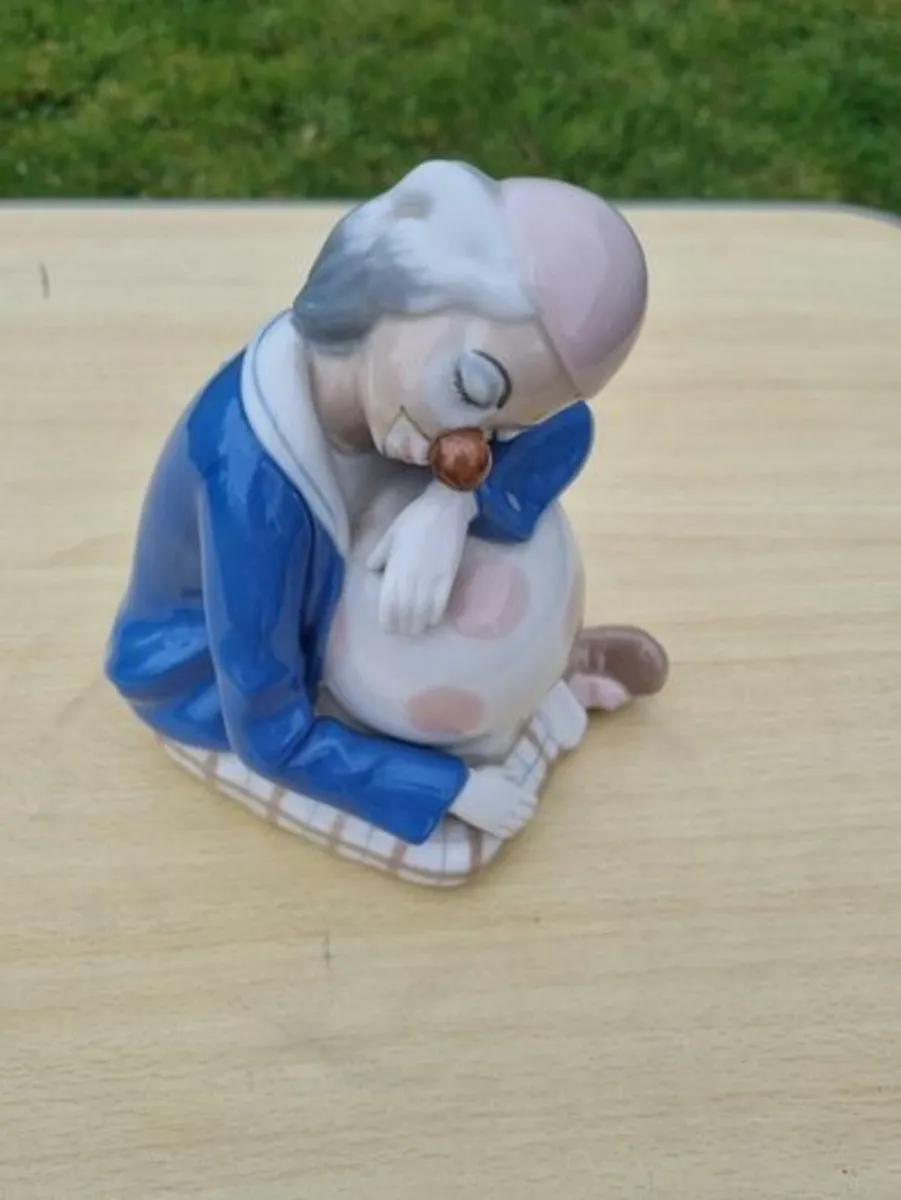 Porcelain sleeping clown with ball - Image 3