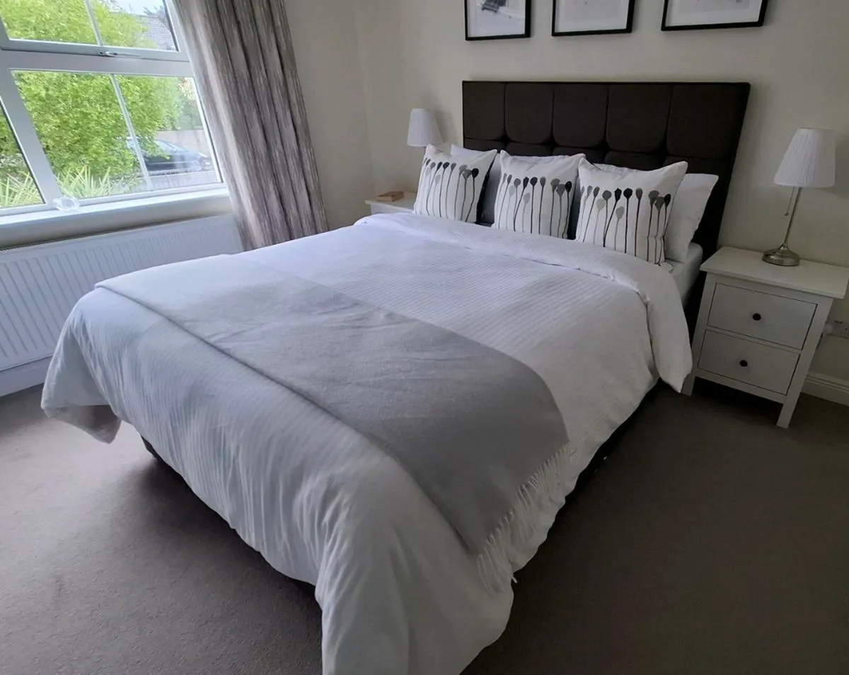 Sealy King size bed & floor standing headboard - Image 1