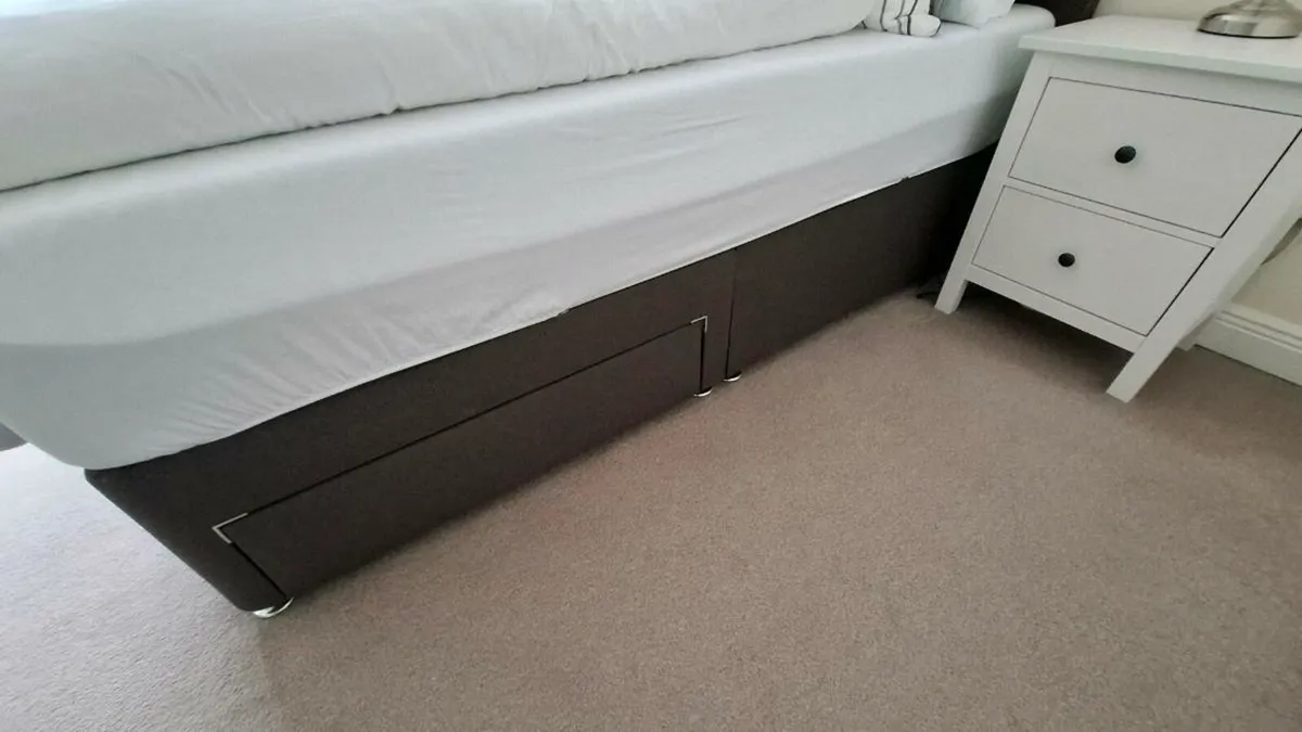 Sealy King size bed & floor standing headboard - Image 3
