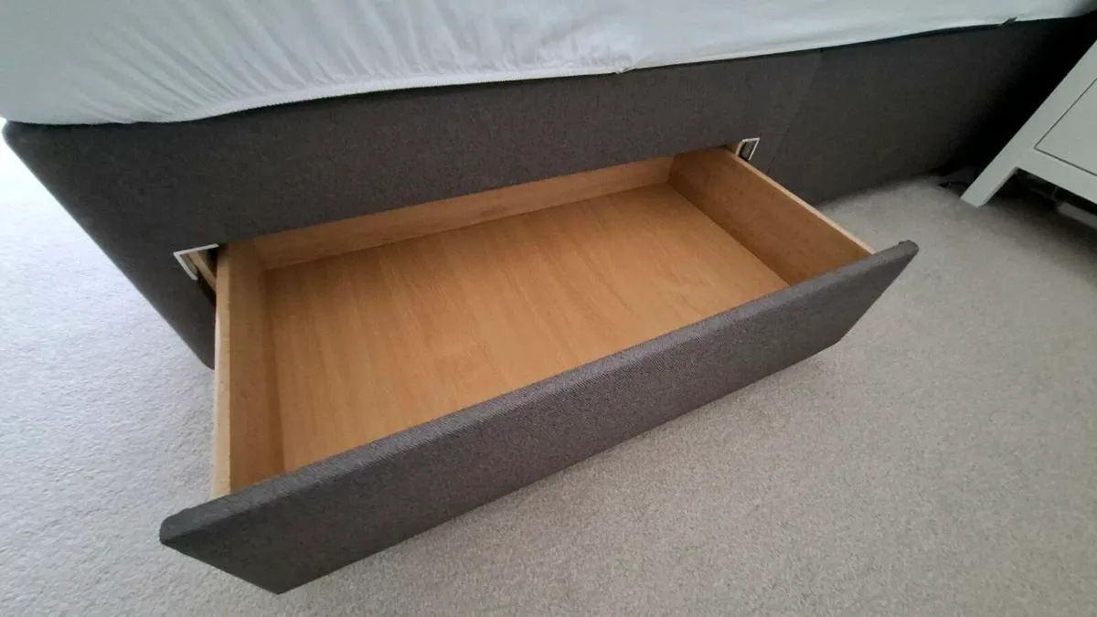 Sealy King size bed & floor standing headboard - Image 4