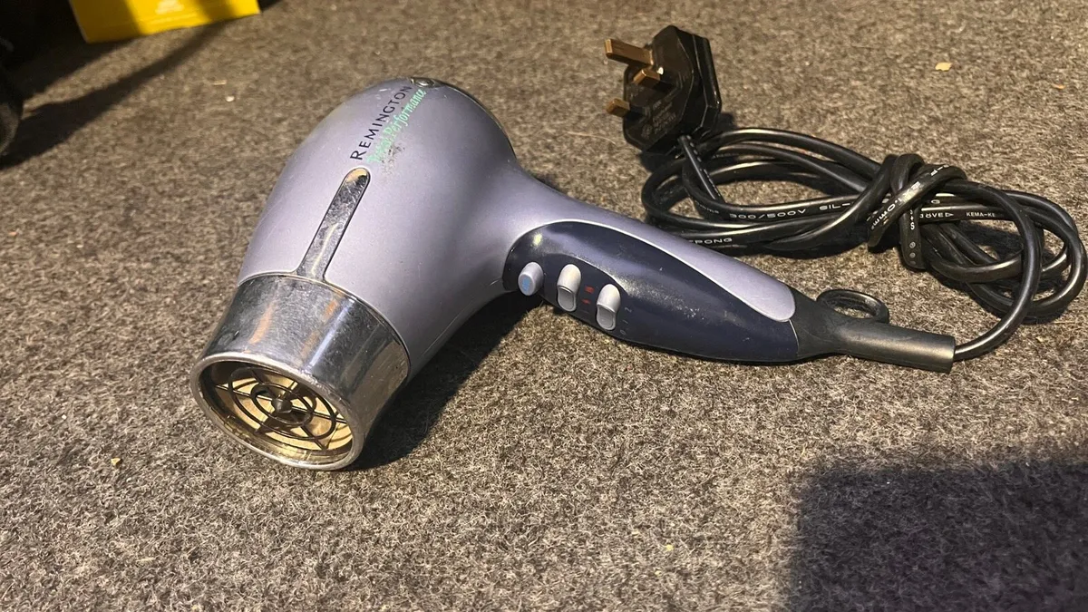 Remington D3151 Total Performance Hairdryer - Image 1
