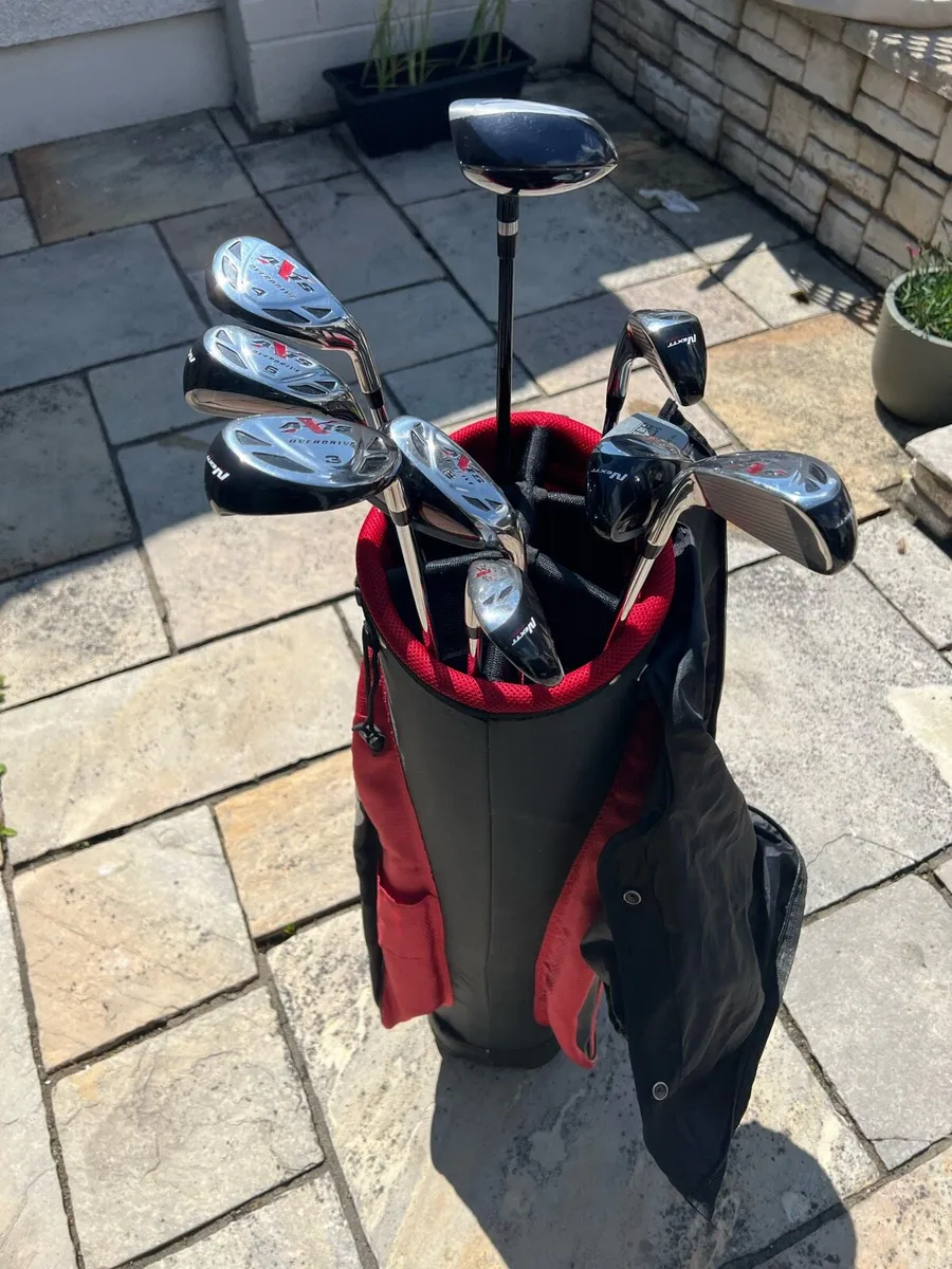 Wilson golf bag + full set of clubs, pins and ball - Image 1