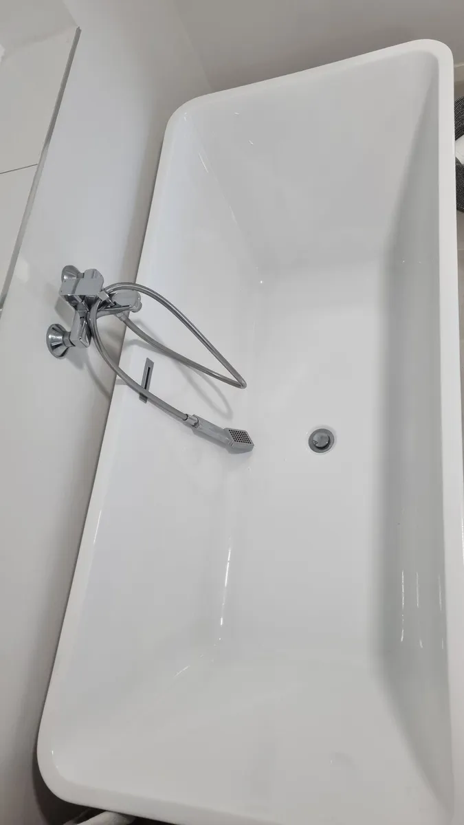 Contemporary free standing bath - Image 4