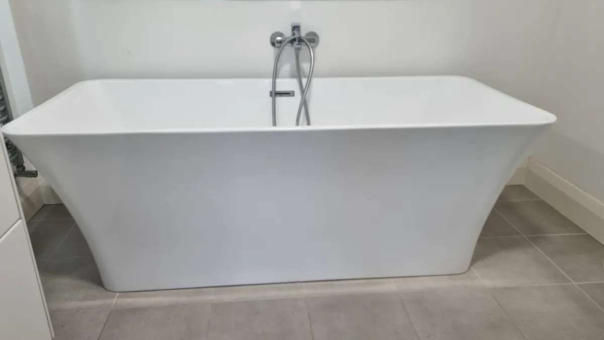 Contemporary free standing bath - Image 3