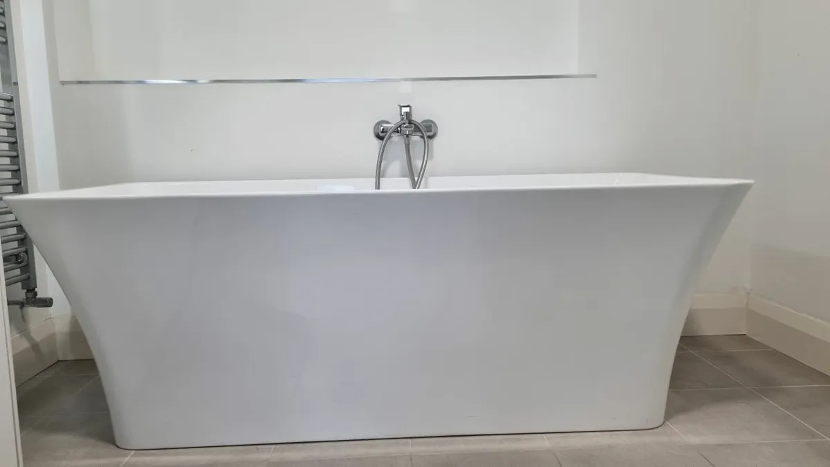 Contemporary free standing bath - Image 1